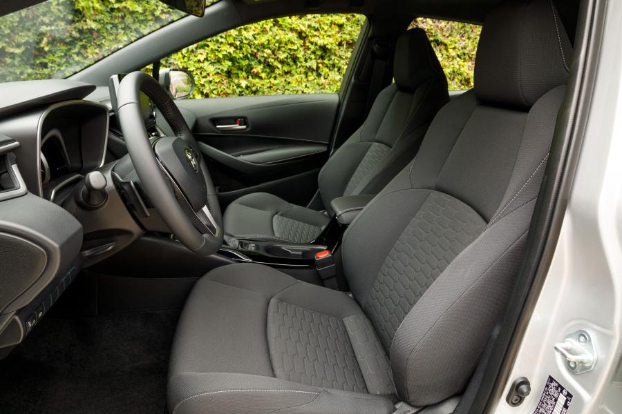 Интерьер Toyota Corolla SE Hatchback 2018 года  (NA) (фото 16 из 30)